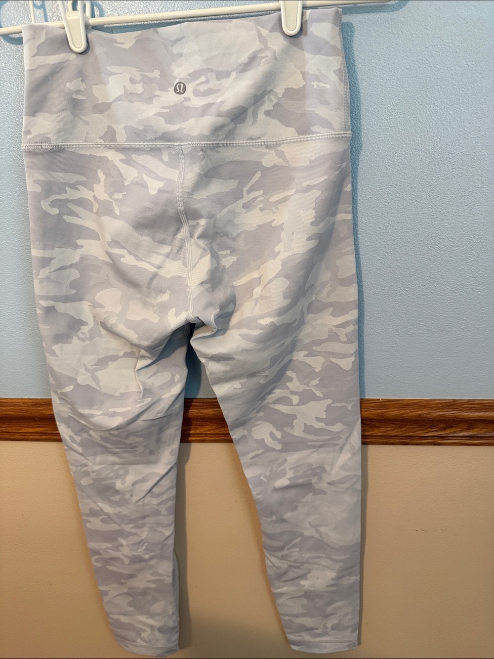 Lululemon Women’s Light Gray & White Camo Leggings Like New Condition Size 8